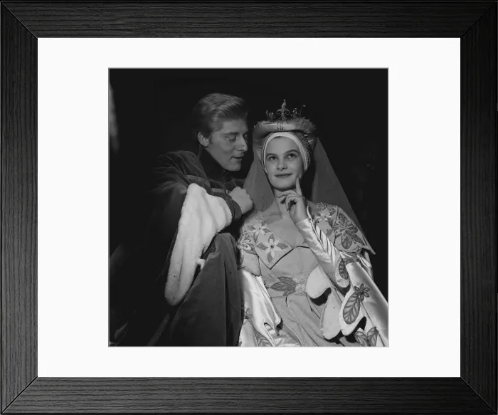 Framed Print : The young actor Martin Jarvis playing King Henry V with Valerie Pickup (aged 17 Framed Print : The young actor Martin Jarvis playing King Henry V with Valerie Pickup (aged 17