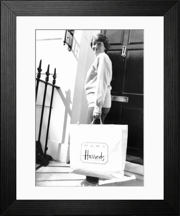 Framed Print : Anne Diamond TV Presenter Arriving Back At Her Regents Park Home After Work