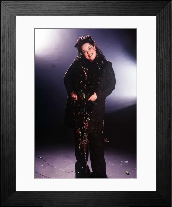 Framed Print : Actress  /  TV Presenter Lisa Riley who stars in Emmerdale 1999