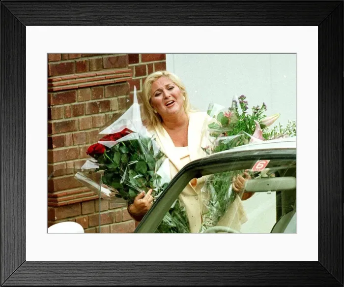 Framed Print : Vanessa Feltz TV Presenter in June 1999 arrives back at her Hampstead home today