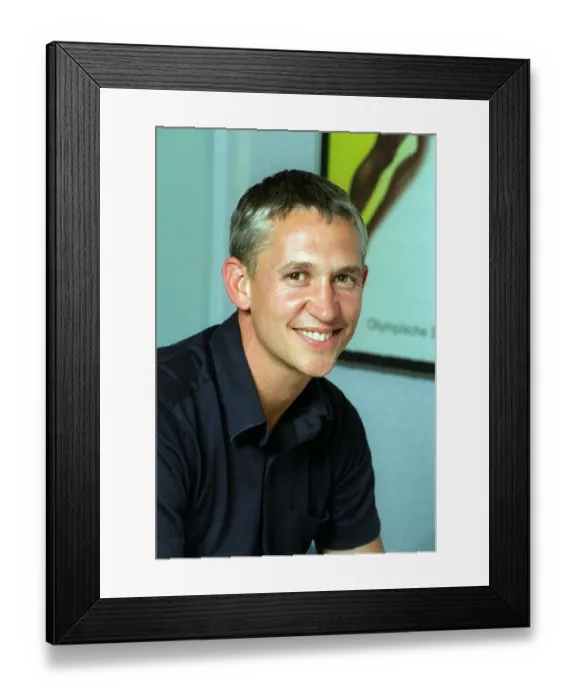 Framed Print : Gary Lineker TV Presenter former footballer August 1999 A©mirropix