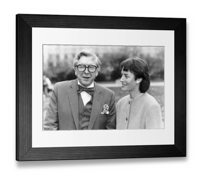 Framed Print : Sir Robin Day Tv Presenter and Broadcaster who will present a new programme with 31 year Framed Print : Sir Robin Day Tv Presenter and Broadcaster who will present a new programme with 31 year