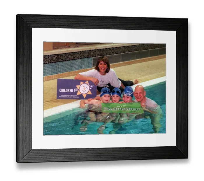 Framed Print : TV Presenter Carol Smillie - January 1999 Duncan goodhew launch BT Swimathon 99