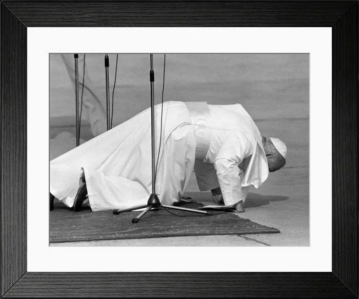 Framed Print : Pope John Paul II returns to Poland for an official visit Framed Print : Pope John Paul II returns to Poland for an official visit