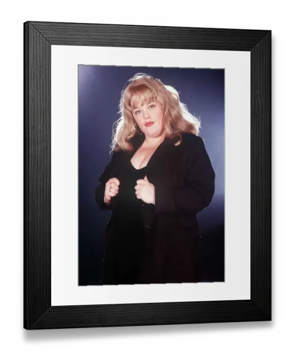 Framed Print : Actress / TV Presenter Lisa Riley who stars in Emmerdale in 1999 Framed Print : Actress / TV Presenter Lisa Riley who stars in Emmerdale in 1999