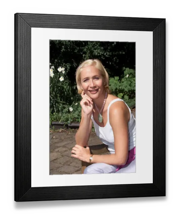 Framed Print : Tania Bryer TV Presenter July 1999 At home in London Framed Print : Tania Bryer TV Presenter July 1999 At home in London