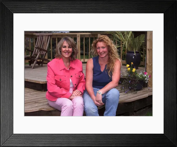 Framed Print : Charlie Dimmock TV Presenter Gardener July 1999 Pictured with Nina Myskow Mirror