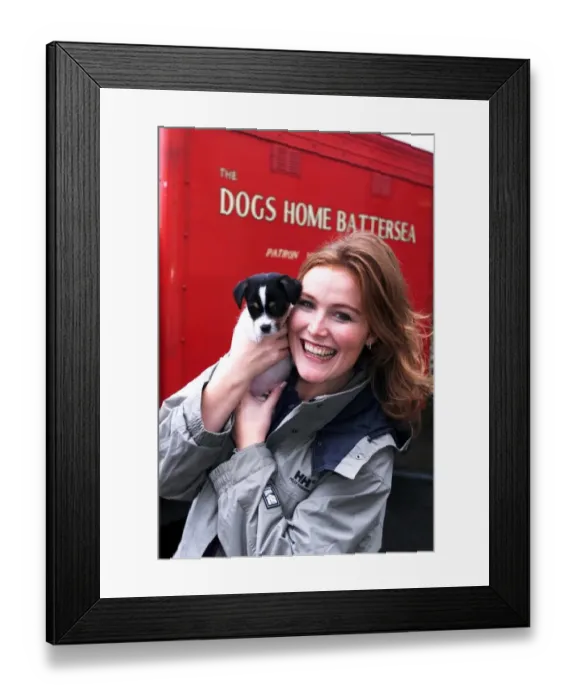 Framed Print : Shauna Lowry TV Presenter October 1999 with dog - one of many at Battersea Dogs