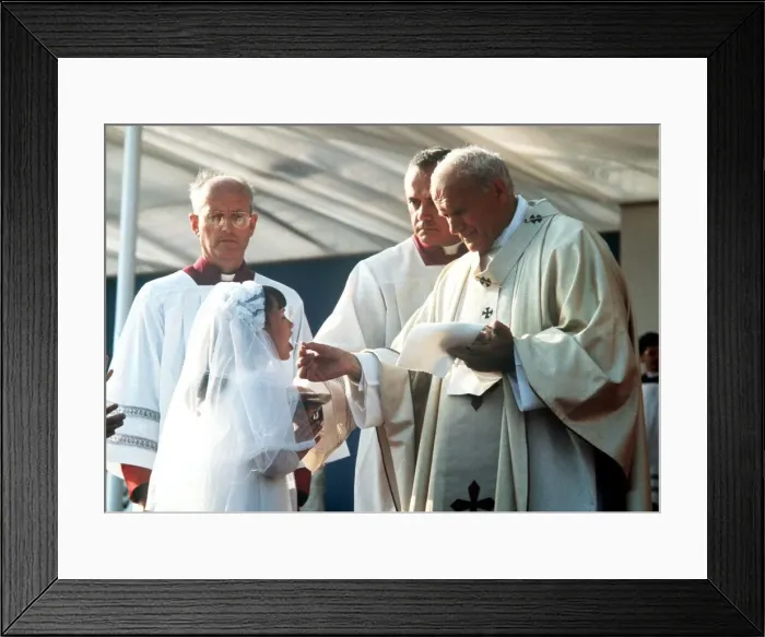 Framed Print : Pope John Paul II giving Holy Communion at Bellahouston Park in Glasgow, Scotland