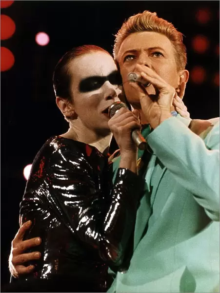 Annie Lennox & David Bowie singing at Freddy Mercurys Wembley Aids Concert