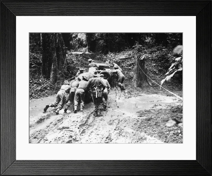 Framed Print : WW2 Troops of the British 36th Division advancing from Tagaung, on the Irrawaddy Framed Print : WW2 Troops of the British 36th Division advancing from Tagaung, on the Irrawaddy