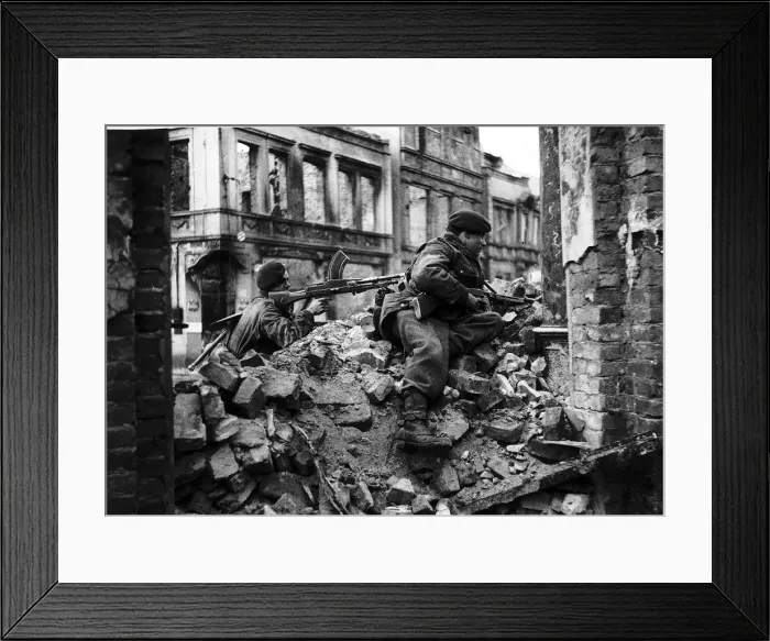 Framed Print : WW2 - April 1945 British Commandos on the look out for snipers among the ruins of Framed Print : WW2 - April 1945 British Commandos on the look out for snipers among the ruins of