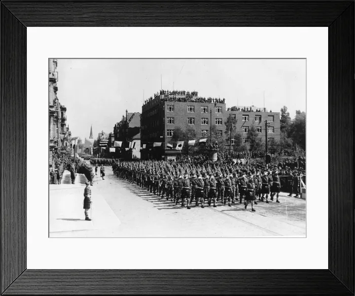 Framed Print : WW2 - May 1945 Victory march of the 51st Highland Division at Bremerhaven, Germany