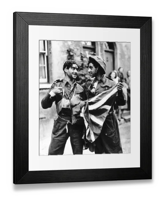 Framed Print : WW2 - Two British soldiers with Union flag in France Framed Print : WW2 - Two British soldiers with Union flag in France