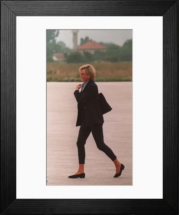 Framed Print : Diana, Princess of Wales makes a three day visit to Bosnia - Herzegovina as part of her Framed Print : Diana, Princess of Wales makes a three day visit to Bosnia - Herzegovina as part of her
