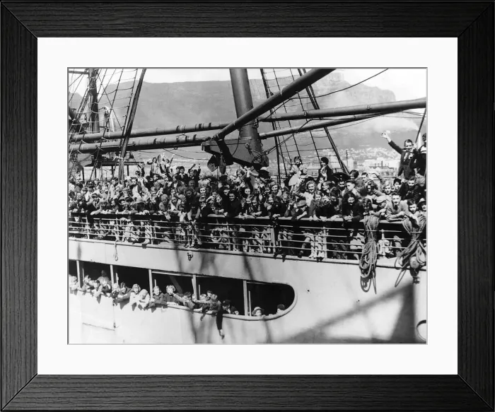 Framed Print : Evacuees from Great Britain wave to those on the quayside as they arrive in South Africa Framed Print : Evacuees from Great Britain wave to those on the quayside as they arrive in South Africa