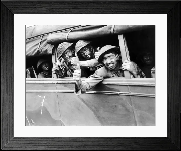 Framed Print : WW2 Commandos give the thumbs up August 1942 after the combined operations raid on Dieppe Framed Print : WW2 Commandos give the thumbs up August 1942 after the combined operations raid on Dieppe