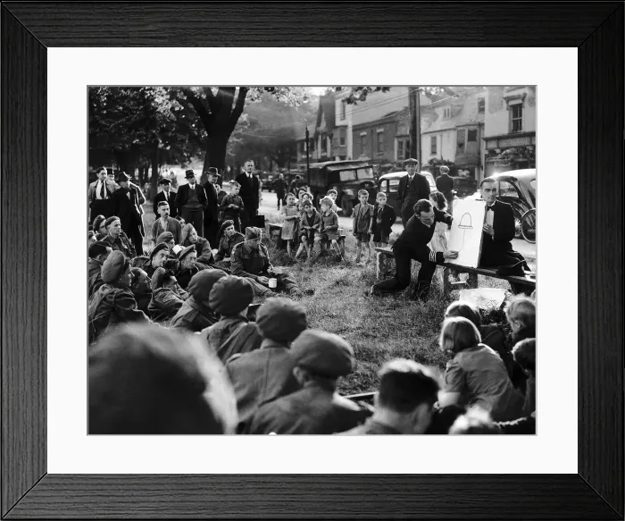 Framed Print : Chief engineer Andy Duncan of Glasgow entertains the troops with his lightning sketches