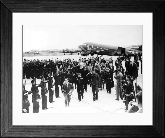 Framed Print : WW2 Jules Garron is greeted with a special guard of honour as he arrive in Paris Framed Print : WW2 Jules Garron is greeted with a special guard of honour as he arrive in Paris