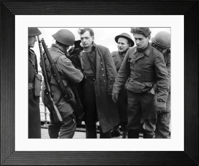 Framed Print : WW2 British Parachutists raid on France 1942 In a combined operation joint forces Framed Print : WW2 British Parachutists raid on France 1942 In a combined operation joint forces