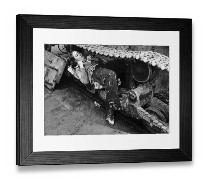 Framed Print : A woman in a Ministry of Supply munitions depot works on the catapillar track of a tank