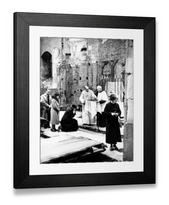 Framed Print : WW2 St Georges Day service held amid the ruins of the Church of St Andrew London 1941
