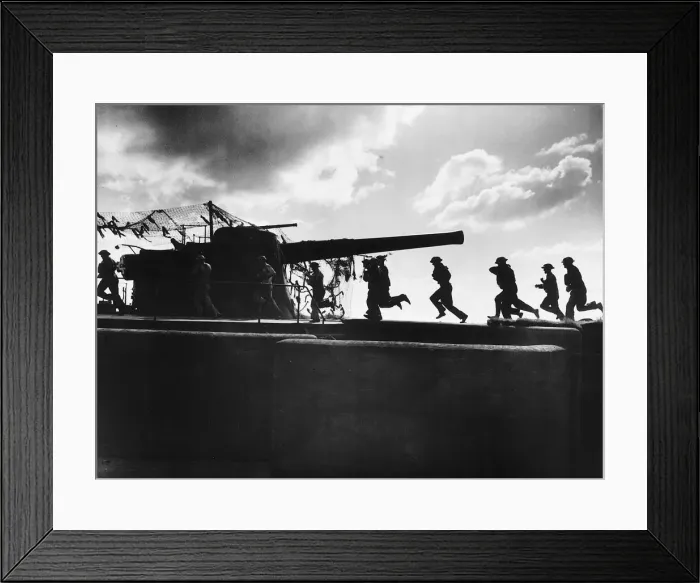 Framed Print : WW2 Royal Artillery gunners practice firing 370lb shells from their 9 Framed Print : WW2 Royal Artillery gunners practice firing 370lb shells from their 9