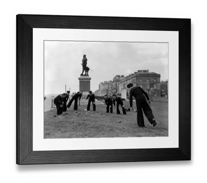 Framed Print : Sailors playing bowls on Plymouth Hoe under the watchful eye of Sir Francis Drake
