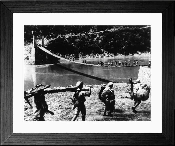 Framed Print : Chinese troops carry supplies along the Salween River in Southern China during WW2 Framed Print : Chinese troops carry supplies along the Salween River in Southern China during WW2