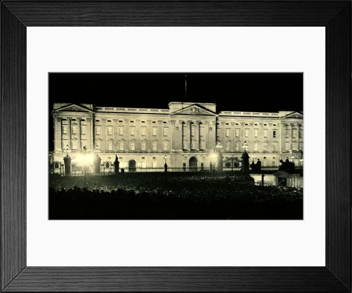Framed Print : Crowds gather outside the gates of Buckingham Palace following the coronation of George