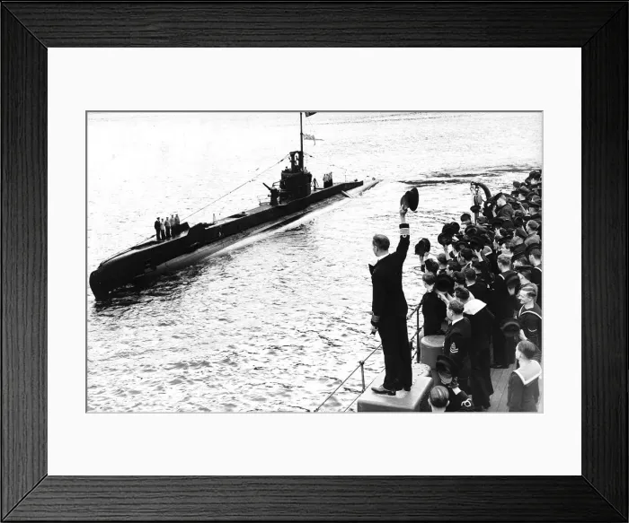 Framed Print : HM Submarine Safari is cheered as she returns safely to port after WW2 patrol. 1945 Framed Print : HM Submarine Safari is cheered as she returns safely to port after WW2 patrol. 1945
