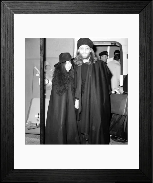 Framed Print : John Lennon and Yoko in Apotheosis capes for talks on peace tour leave for Canada 16