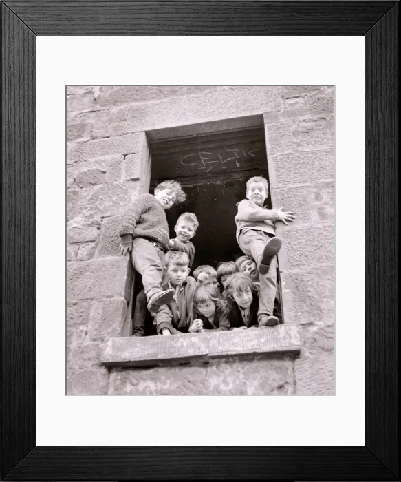Framed Print : Housing slums in the Gorbals district of Glasgow where children play in the windows of Framed Print : Housing slums in the Gorbals district of Glasgow where children play in the windows of