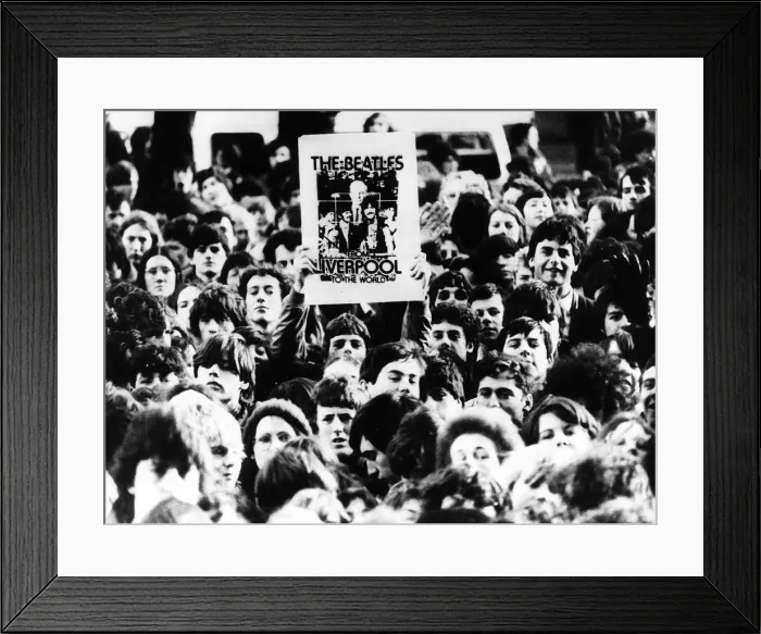 Framed Print : Beatles Fans gather at 19: 00 hrs GMT to observe 10 minutes silence for John Lennon who Framed Print : Beatles Fans gather at 19: 00 hrs GMT to observe 10 minutes silence for John Lennon who