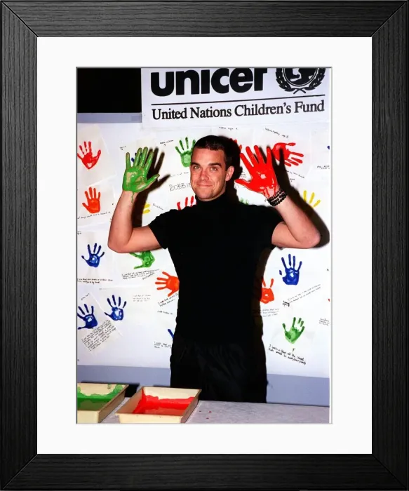 Framed Print : Robbie Williams gets his hands dirty November 1999 for childrens rights Framed Print : Robbie Williams gets his hands dirty November 1999 for childrens rights