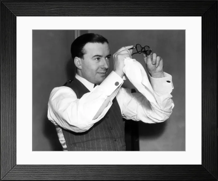Framed Print : Fred Davis Snooker Player - checks his glasses A©Mirrorpix