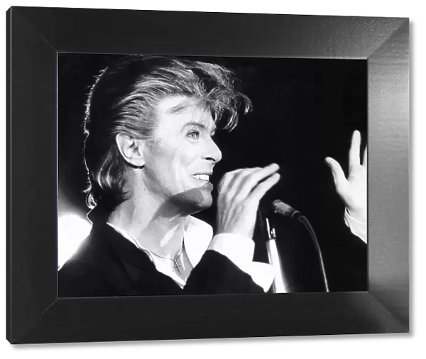 David Bowie Super Star sang at a press conference and announced details of his