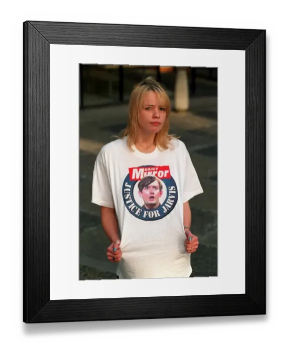 Framed Print : Sara Cox TV presenter of The Girlie Show wearing a Daily Mirror Justice For Jarvis T