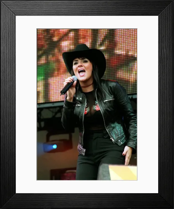 Framed Print : Party in the Park - Martine McCutcheon July 1999 performing to an audience of 100 Framed Print : Party in the Park - Martine McCutcheon July 1999 performing to an audience of 100