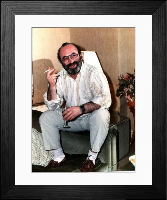Framed Print : Bob Hoskins British Film actor - May 1988 Framed Print : Bob Hoskins British Film actor - May 1988