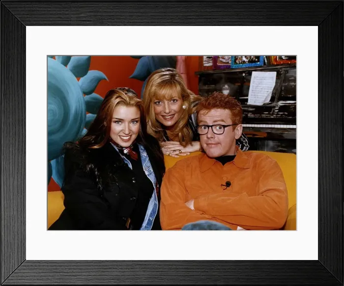 Framed Print : Chris Evans TV Presenter Radio 1 DJ sitting on sofa with singer Dannii i Minogue Framed Print : Chris Evans TV Presenter Radio 1 DJ sitting on sofa with singer Dannii i Minogue