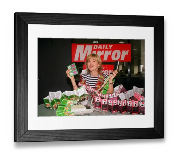 Framed Print : Anthea Turner TV Presenter mans the Daily Mirror National Lottery Scratchcards