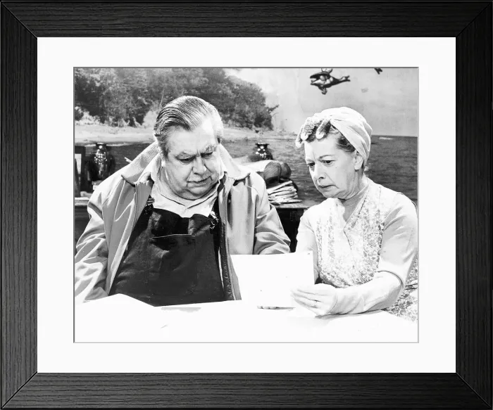 Framed Print : Jean Alexander actress as Hilda Ogden with Bernard Youens actor as Stan Ogden in scene Framed Print : Jean Alexander actress as Hilda Ogden with Bernard Youens actor as Stan Ogden in scene