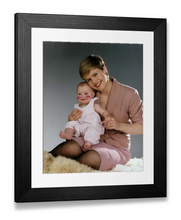 Framed Print : Liz Earl Tv Presenter Framed Print : Liz Earl Tv Presenter