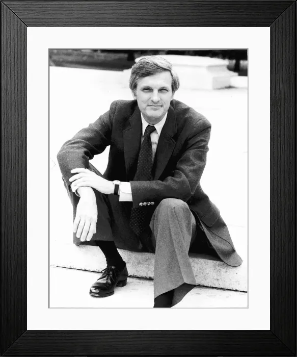 Framed Print : Actor Alan Alda sitting on a kerb - September 1981 Framed Print : Actor Alan Alda sitting on a kerb - September 1981
