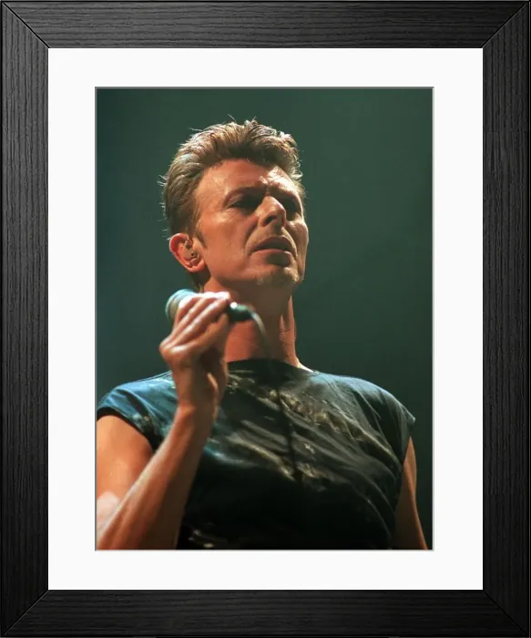 Framed Print : David Bowie on stage at Aberdeen November 1995 Framed Print : David Bowie on stage at Aberdeen November 1995