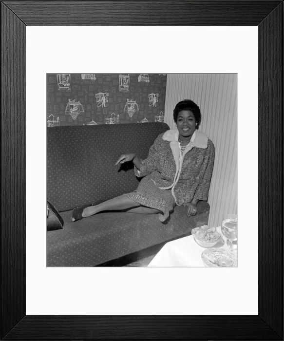 Framed Print : Sarah Vaughan at the Satire Club, London reclining on a sofa Framed Print : Sarah Vaughan at the Satire Club, London reclining on a sofa