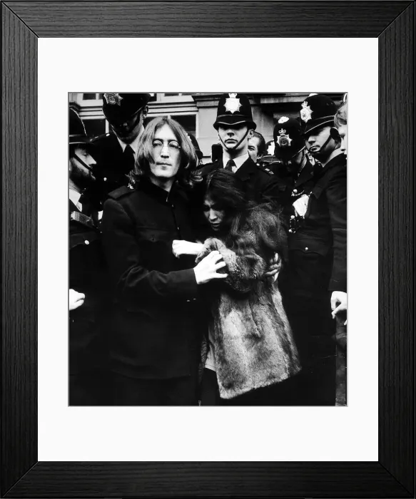 Framed Print : John Lennon with Yoko Ono surrounded by policemen as they Leave Marylebone Magistates Framed Print : John Lennon with Yoko Ono surrounded by policemen as they Leave Marylebone Magistates