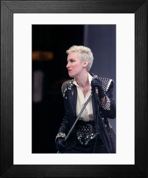 Framed Print : Annie Lennox of Eurythmics at Mandela Concert June 1988 singing at Wembley