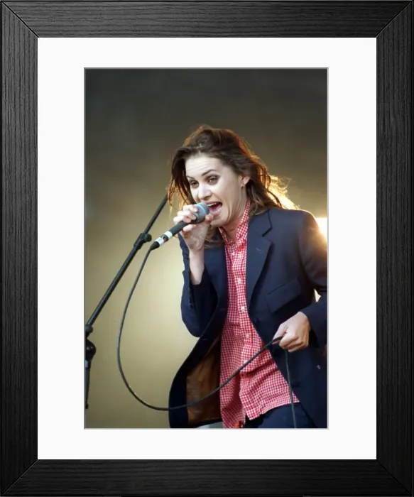 Framed Print : Siobhan Fahey singer with Shakespear Sister pop group on stage at T in the Park Framed Print : Siobhan Fahey singer with Shakespear Sister pop group on stage at T in the Park